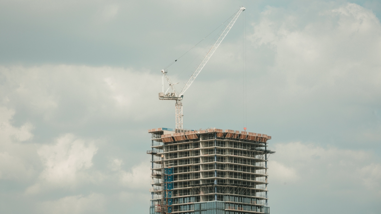 highrise-construction-glass-building-crane_4460x4460
