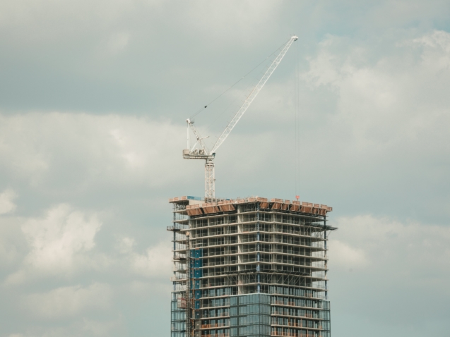 highrise-construction-glass-building-crane_4460x4460